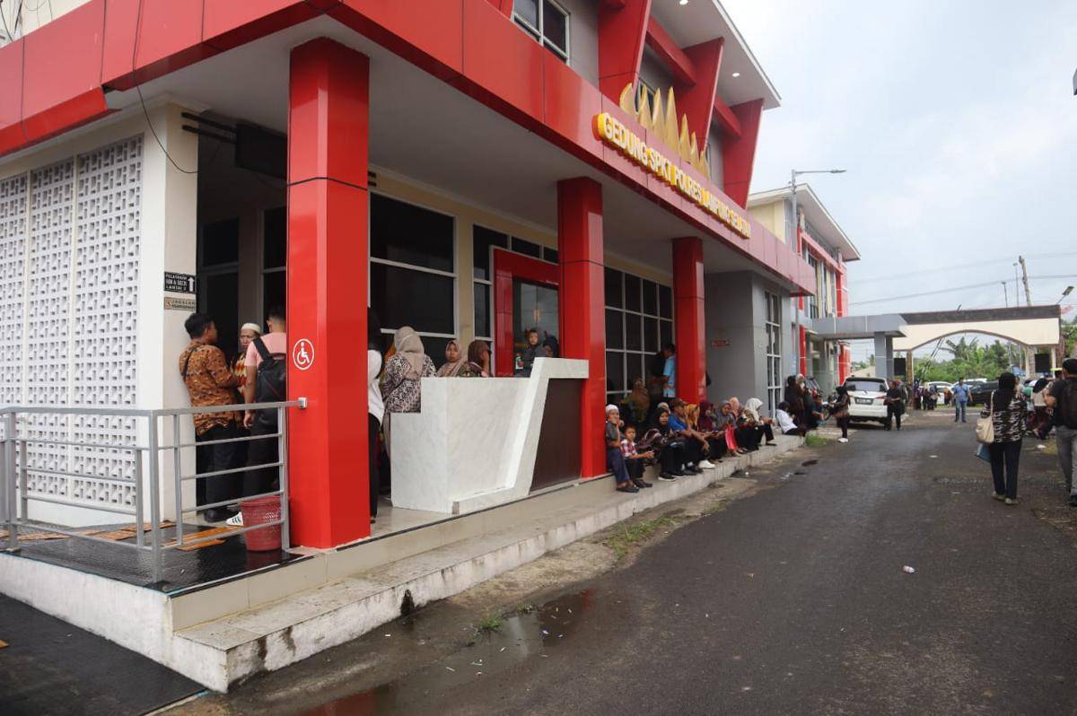 Suasana antrian pembuatan SKCK di Polres Lamsel. (IDN Times/istimewa)