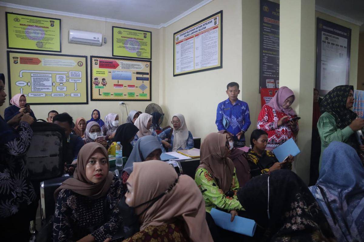 Suasana pendaftaran SKCK di Polres Lamsel. (IDN Times/istimewa)