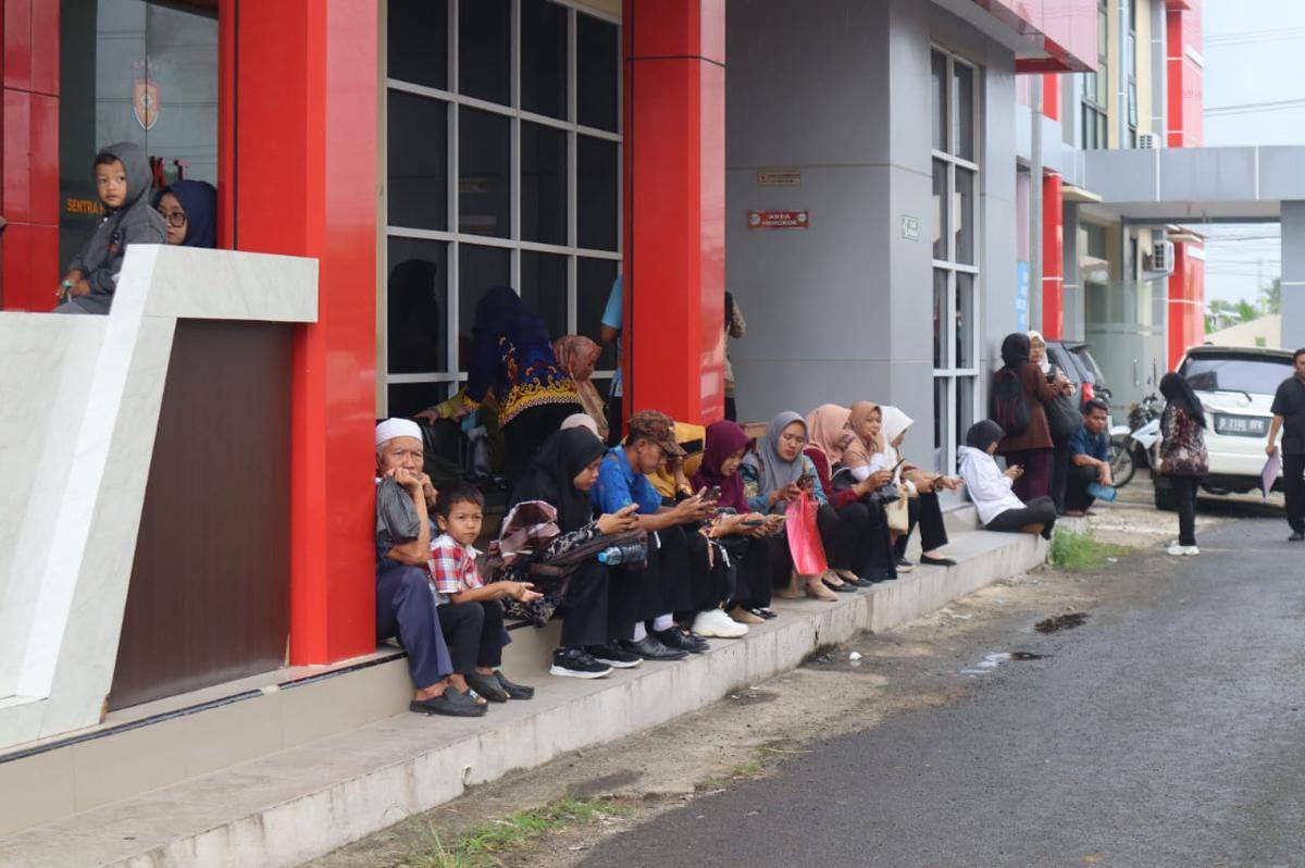 Suasana antrian mengurus SKCK di Polres Lamsel. (IDN Times/Istimewa)