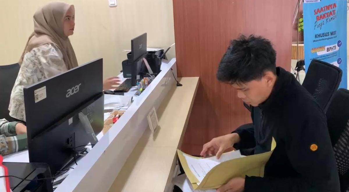 Warga Bandar Lampung yang sedang membayar PBB. (IDN Times/Muhaimin)