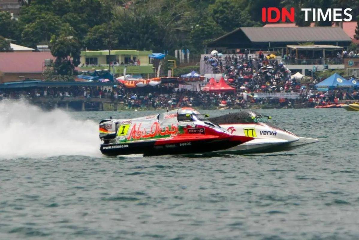 Pembalap Bartek Marszalek dari Stromoy bersaing dengan Shaun Torrente pada race pertama di F1H2O Danau Toba, Minggu (26/2/2023) siang (IDN Times/Prayugo Utomo)