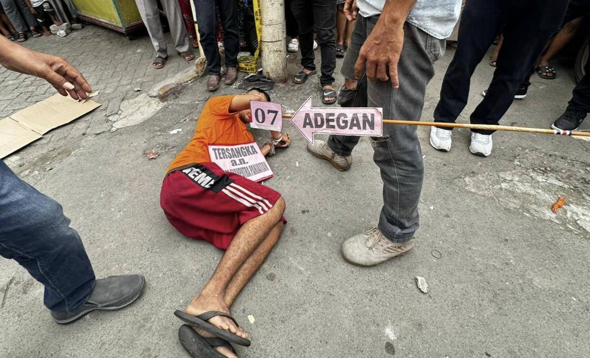 Adegan saat pelaku terlibat perkelahian dengan rekan korban (dok.Humas Polsek Sunggal)
