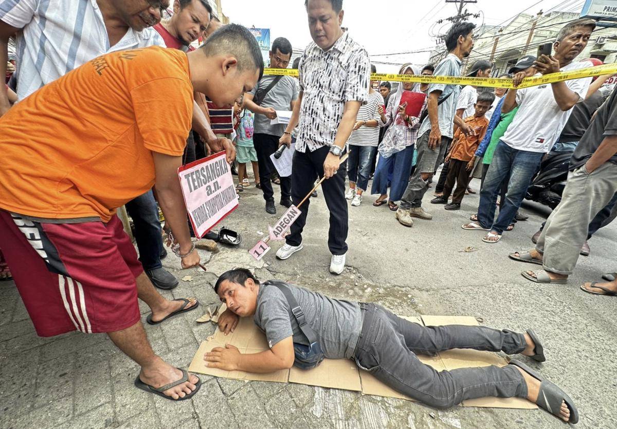 Tersangka memeragakan proses pembunuhan terhadap seorang pekerja panglong (dok.Humas Polsek Sunggal)