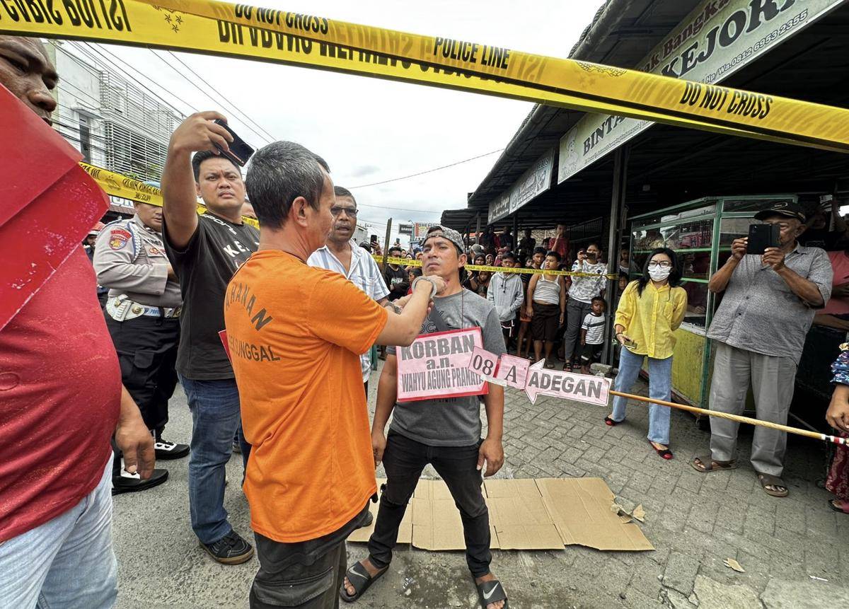Adegan ke-8 menunjukkan pelaku menghabisi nyawa korban pakai obeng (dok.Humas Polsek Sunggal)