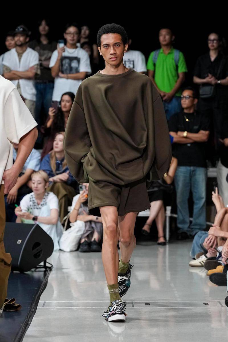 Koleksi Yoshiokubo S/S '26 di Rakuten Fashion Week Tokyo (dok. Yoshiokubo)