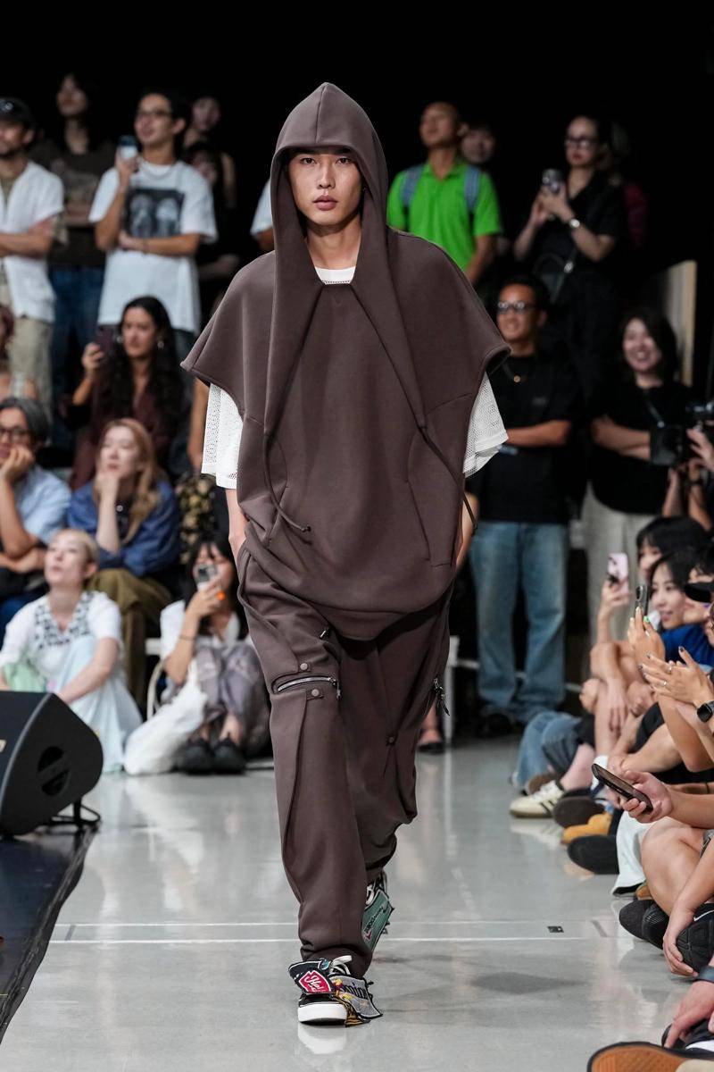 Koleksi Yoshiokubo S/S '26 di Rakuten Fashion Week Tokyo (dok. Yoshiokubo)