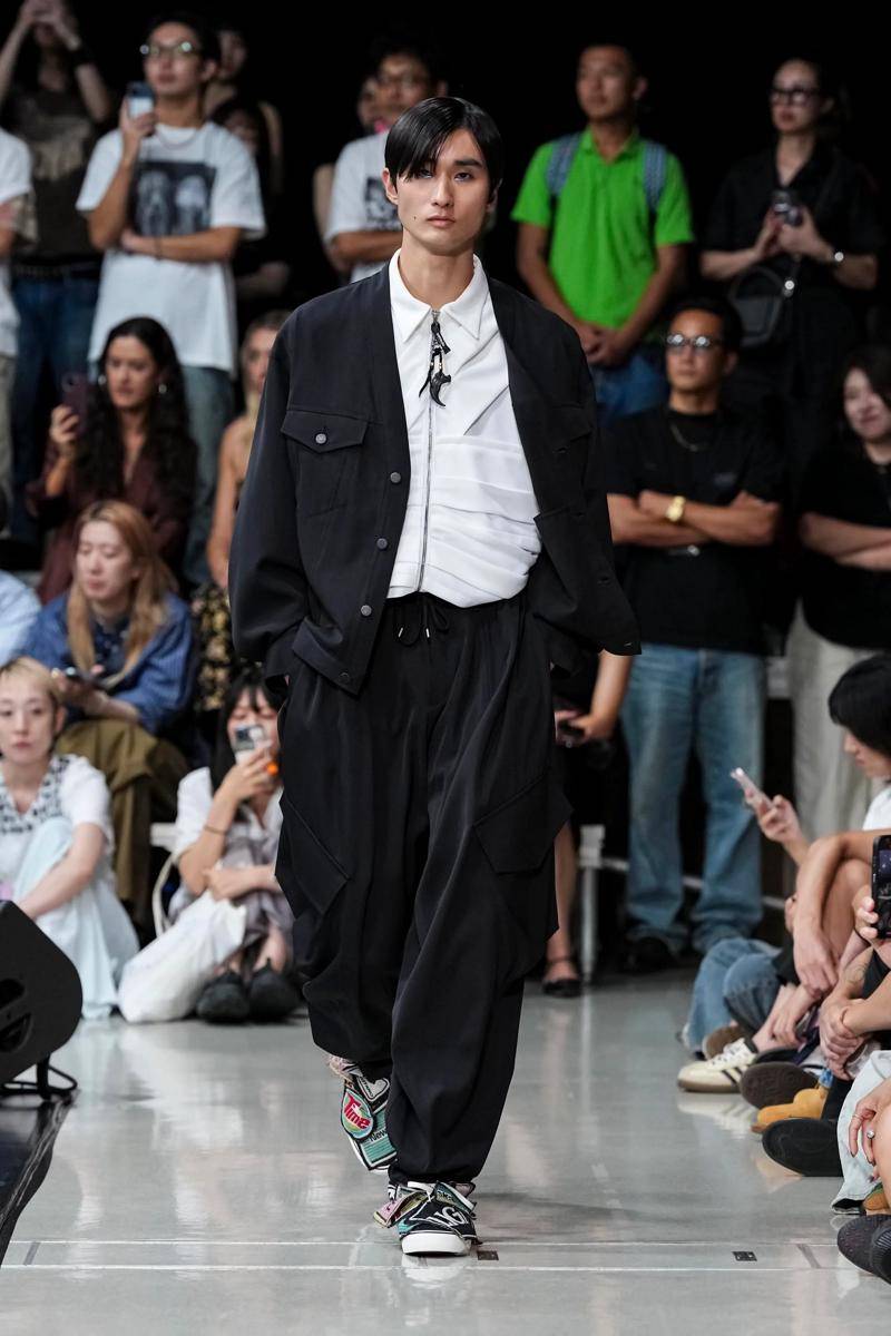 Koleksi Yoshiokubo S/S '26 di Rakuten Fashion Week Tokyo (dok. Yoshiokubo)