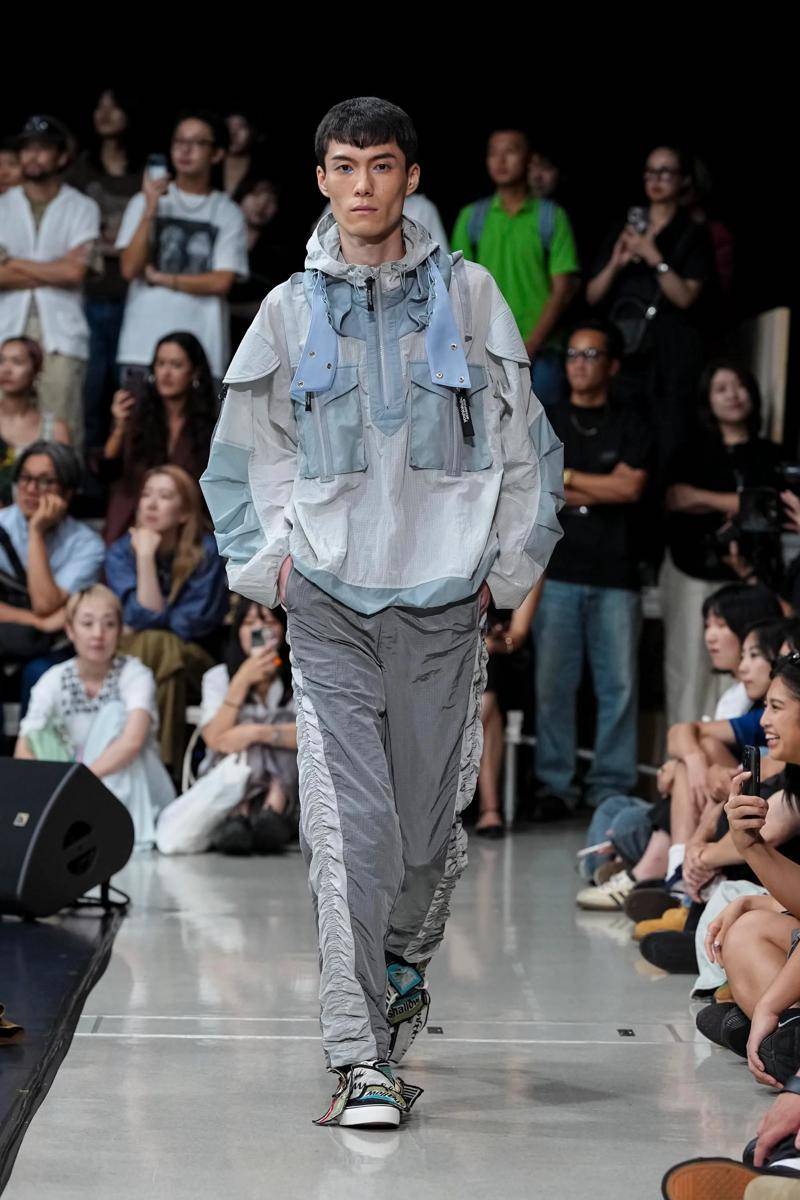 Koleksi Yoshiokubo S/S '26 di Rakuten Fashion Week Tokyo (dok. Yoshiokubo)