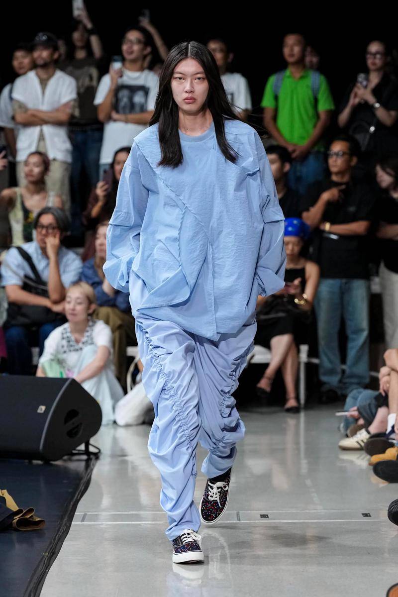 Koleksi Yoshiokubo S/S '26 di Rakuten Fashion Week Tokyo (dok. Yoshiokubo)