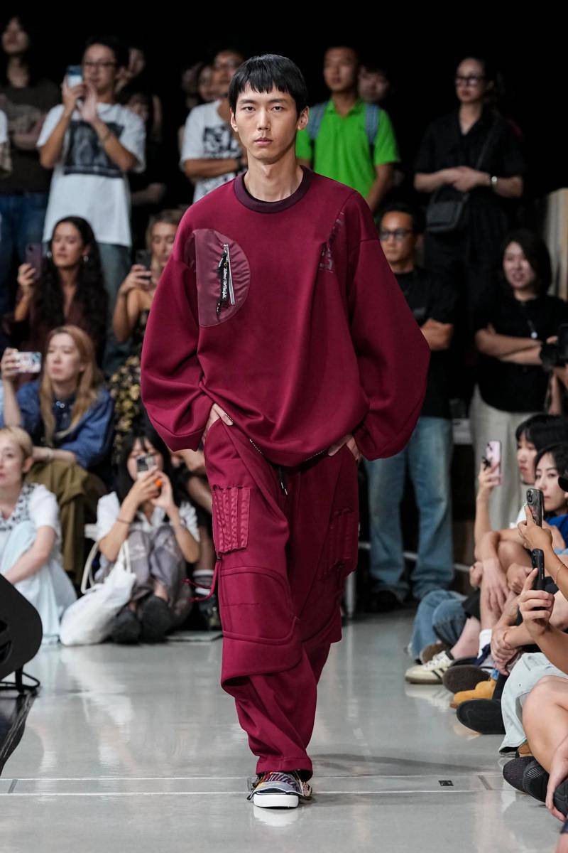 Koleksi Yoshiokubo S/S '26 di Rakuten Fashion Week Tokyo (dok. Yoshiokubo)