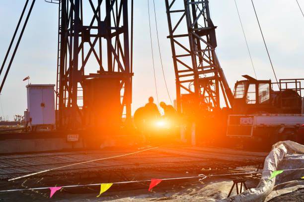 ilustrasi kerja sama kru di rig pengeboran (pexels.com/songqiuju)