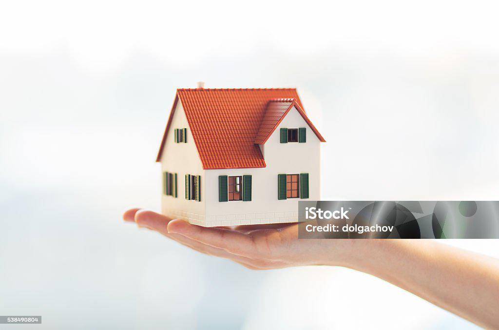 ilustrasi cara cepat punya rumah (istockphoto.com/dolgachov)