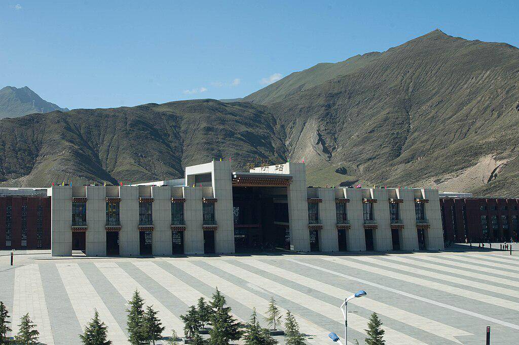 Lhasa Railway Station, China (commons.wikimedia.org/Coolmanjackey)
