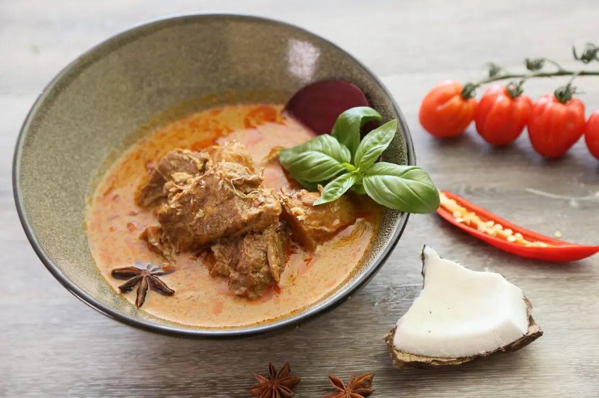 Ilustrasi lontong kikil (Pixabay/Huahom)