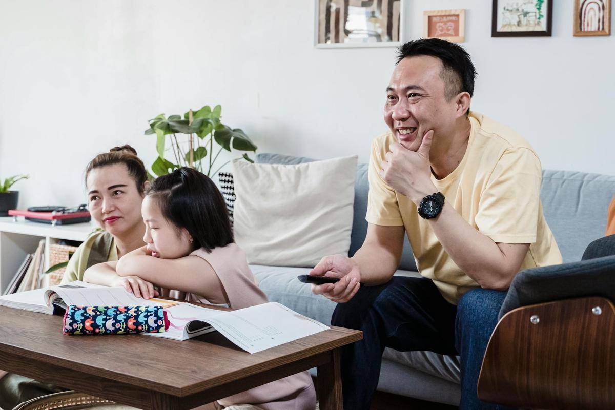 ilustrasi orangtua dan anak (pexels.com/Annushka Ahuja)