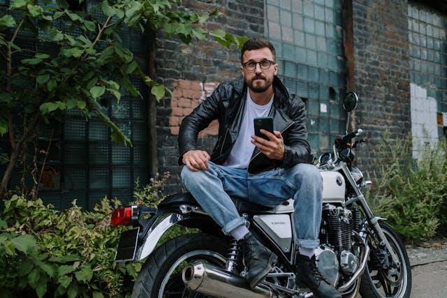 ilustrasi jaket kulit pria (pexels.com/cottonbro studio) 