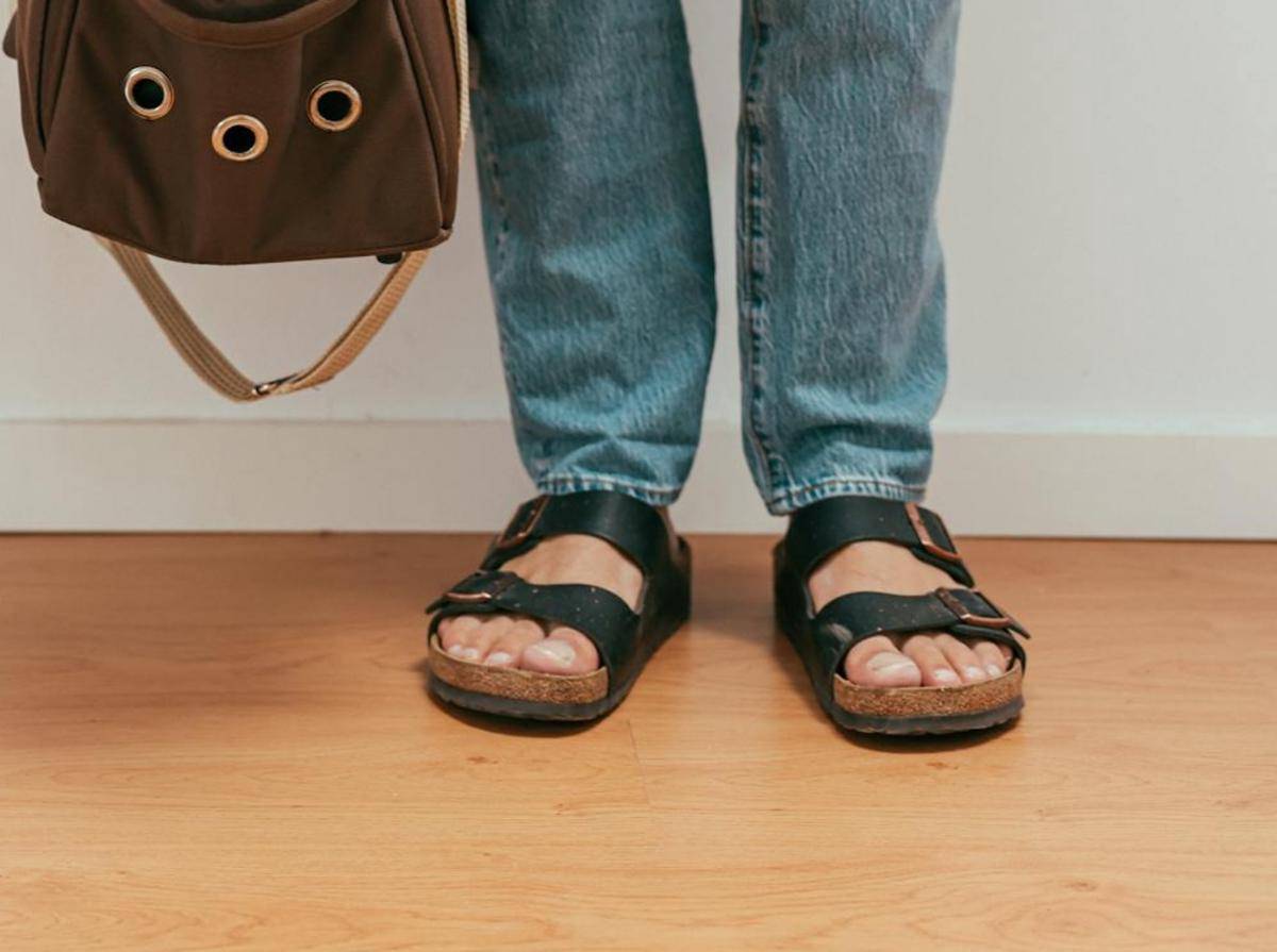 Ilustrasi sandal (pexels.com/Cup of Couple)