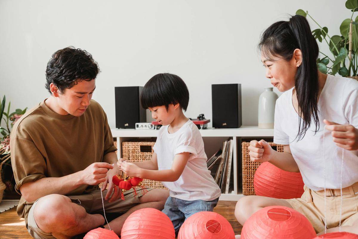 ilustrasi orangtua dan anak (pexels.com/Kevin Malik)