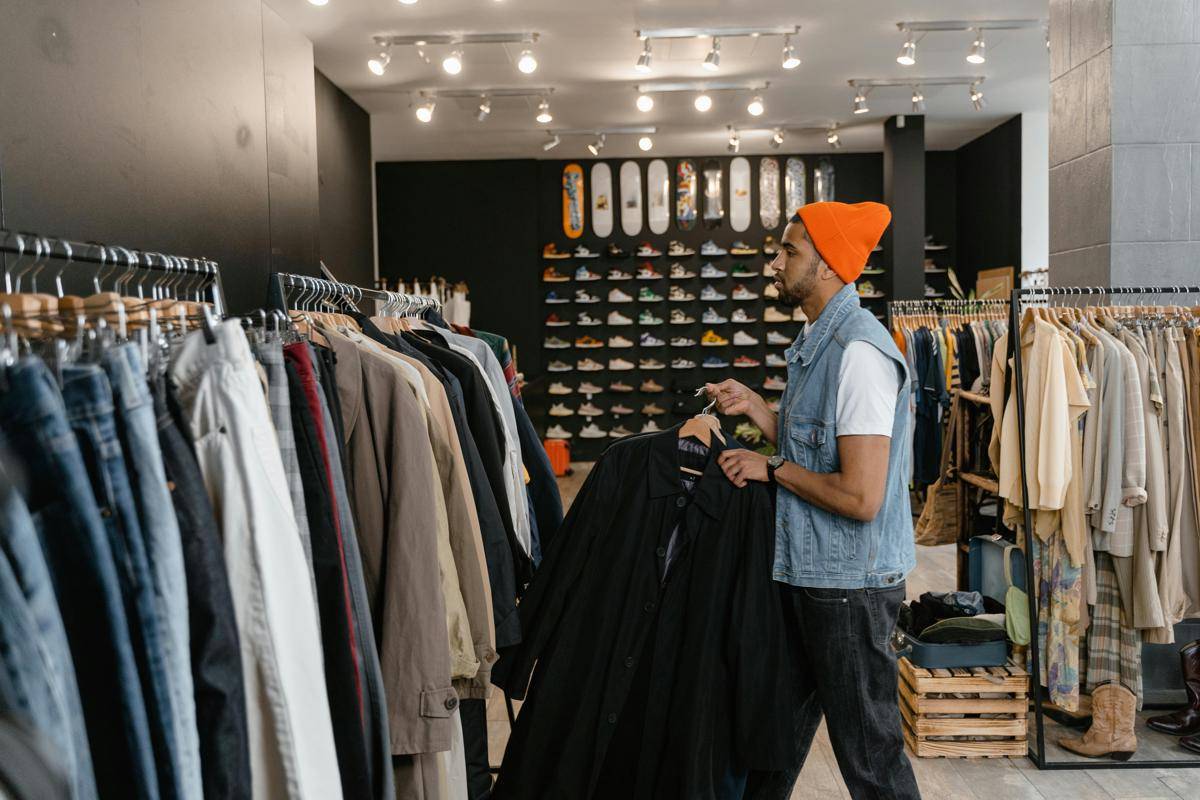 ilustrasi pria thrifting (pexels.com/MART PRODUCTION)
