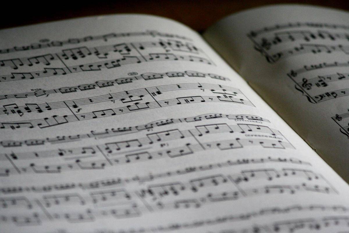 ilustrasi partitur musik (pexels.com/pixabay)