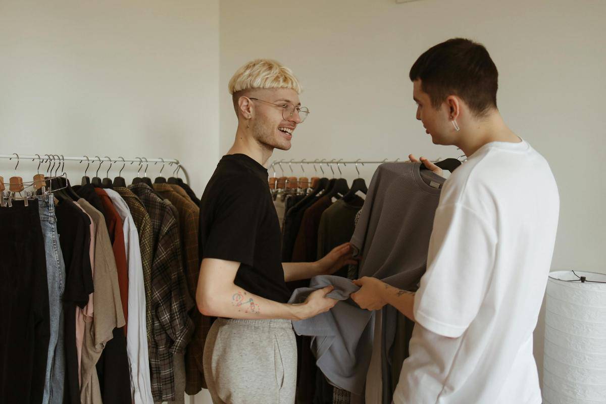ilustrasi pria thrifting (pexels.com/Polina Tankilevitch)