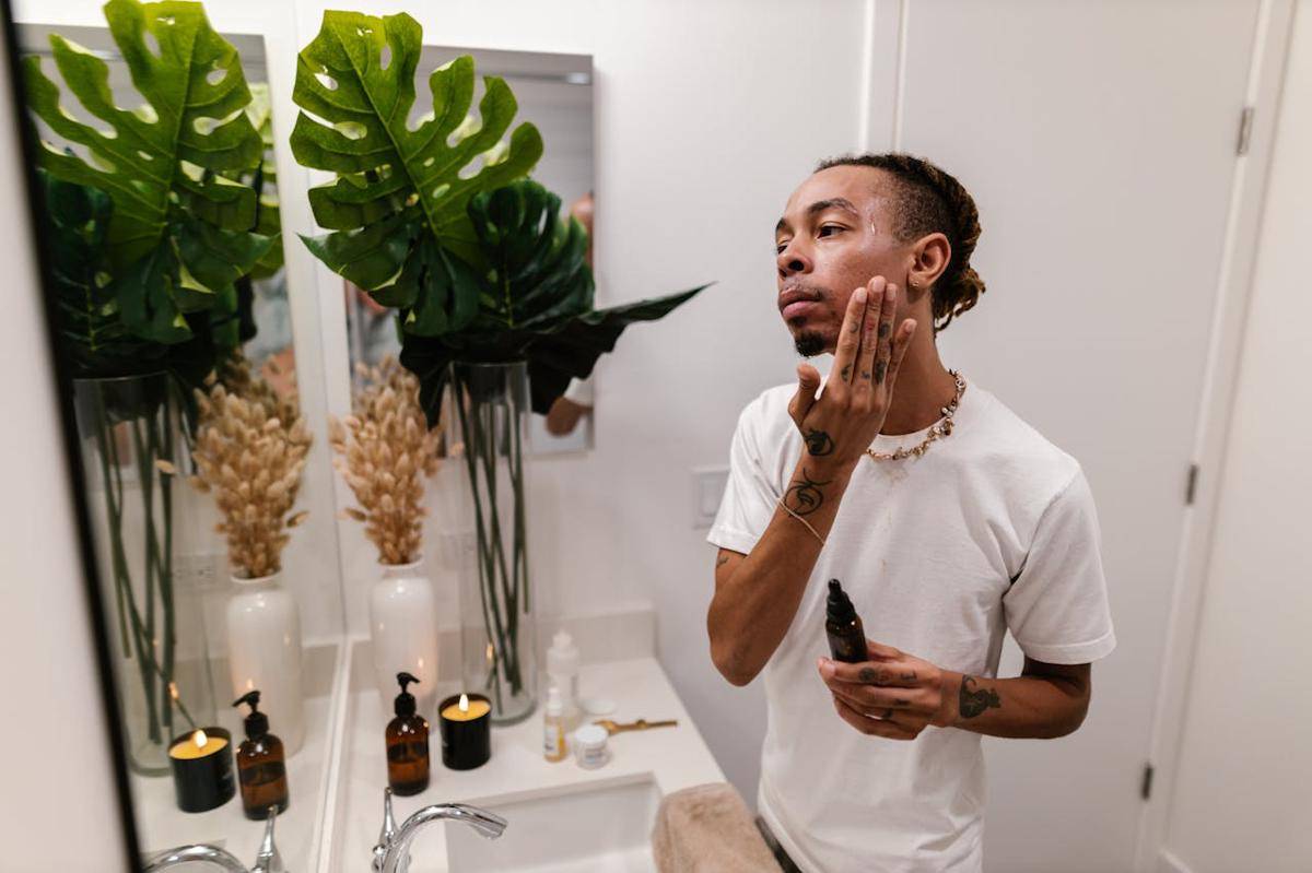 ilustrasi pria sedang memakai beard cream (pexels.com/RDNE Stock project)