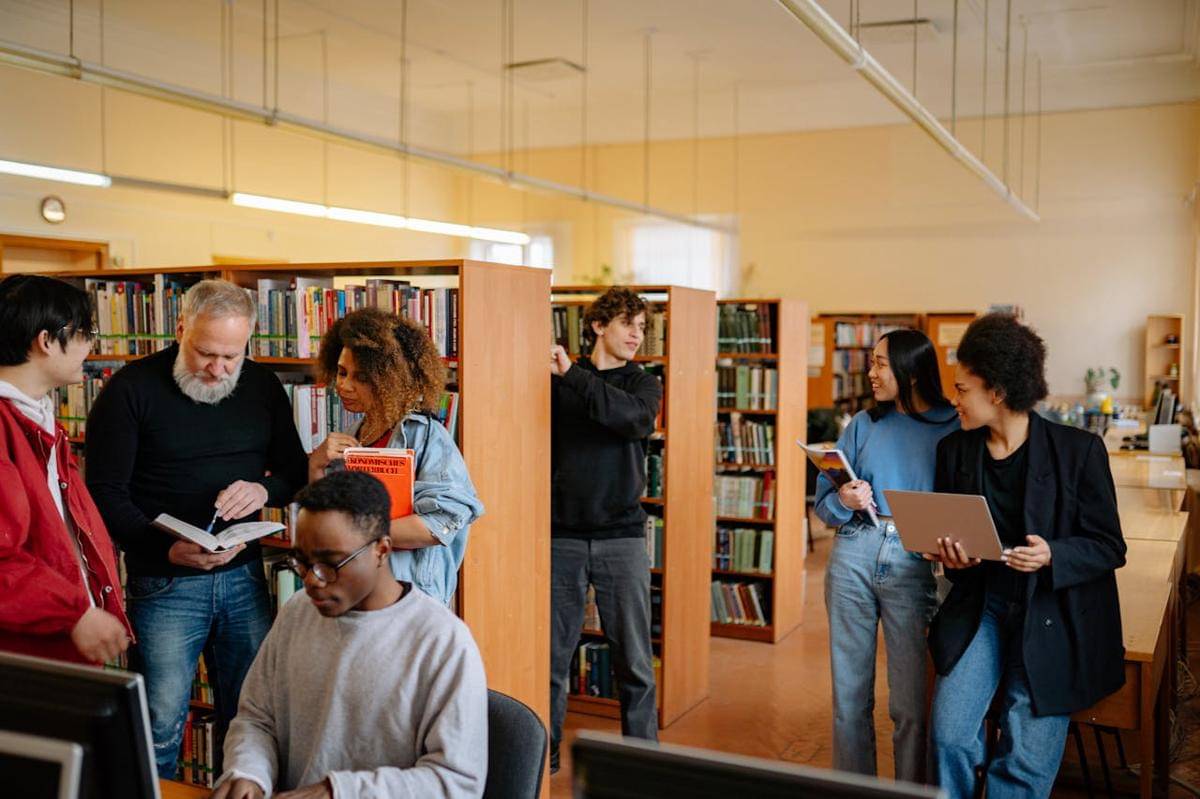 illustrasi bertemu teman di perpustakaan (pexels.com/Yan Krukau)
