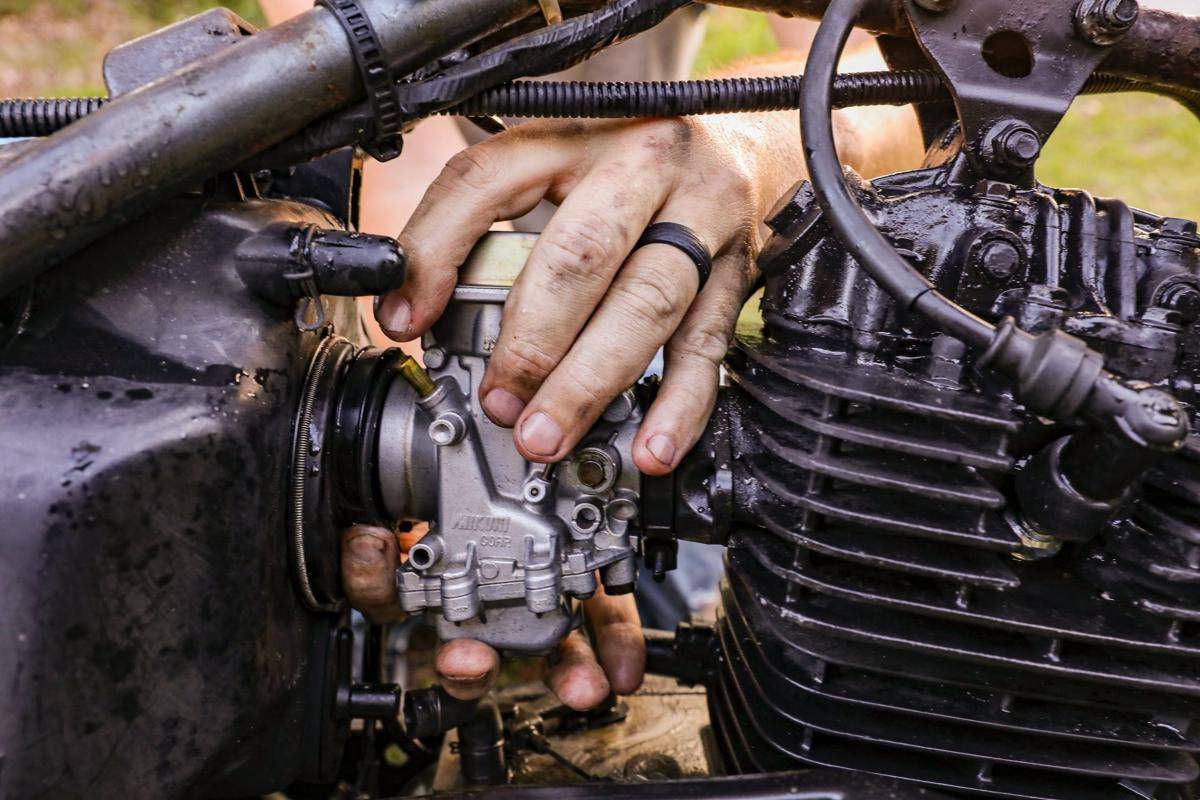 ilustrasi memperbaiki motor (freepik.com/freepik