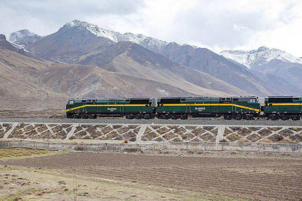 potret kereta api berlatar Dataran Tinggi Tibet, China (commons.wikimedia.org/Windmemories)