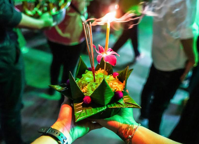ilustrasi perayaan loy krathong di Thailand