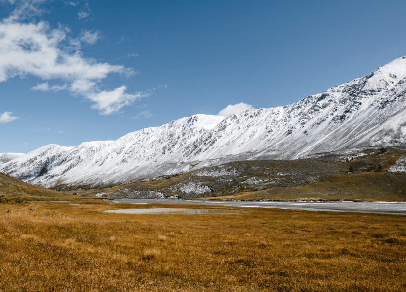 ilustrasi pegunungan es Rusia