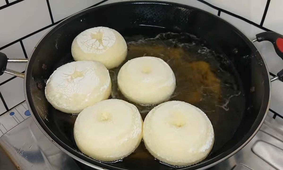 ilustrasi menggoreng donat reguler (YouTube.com/vieCook)