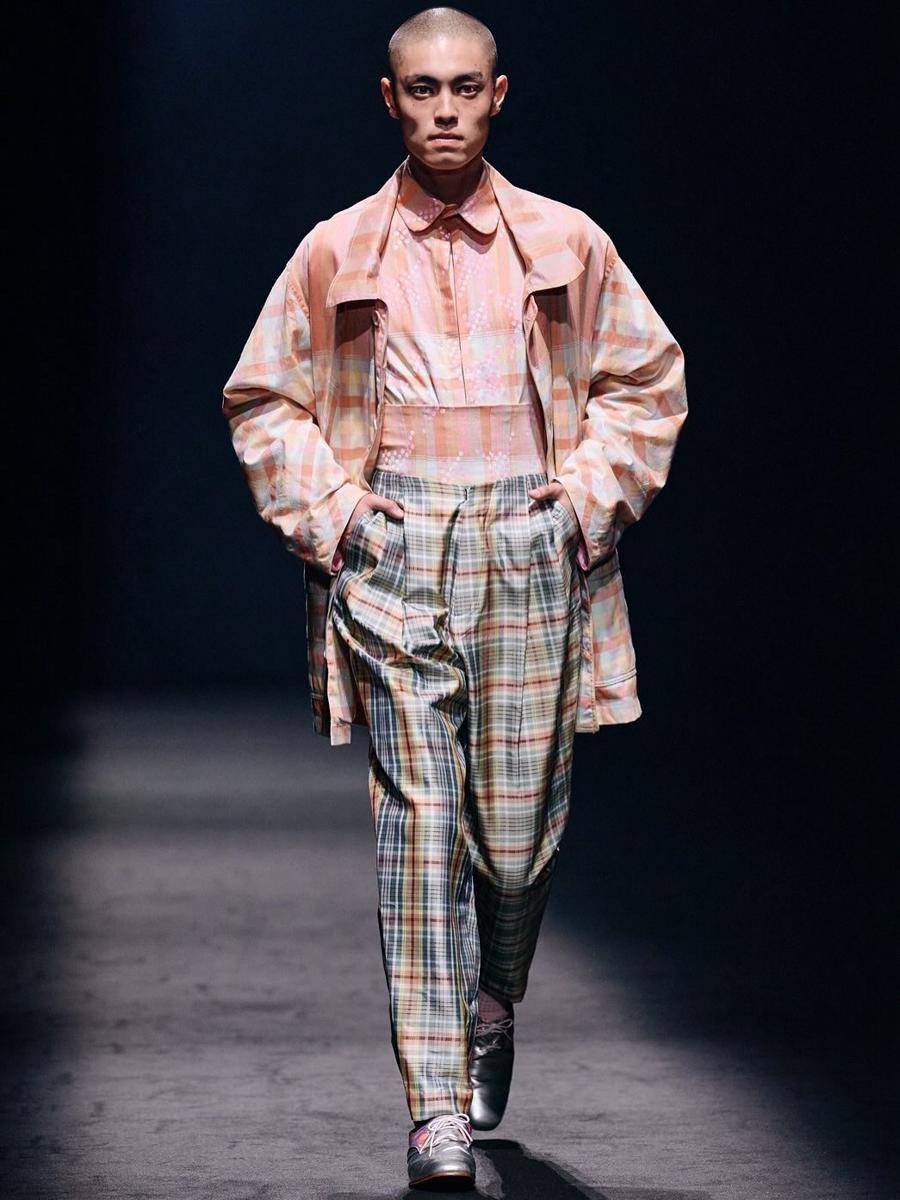 Koleksi Wisharawish S/S '26 di Rakuten Fashion Week Tokyo (instagram.com/wisharawish)