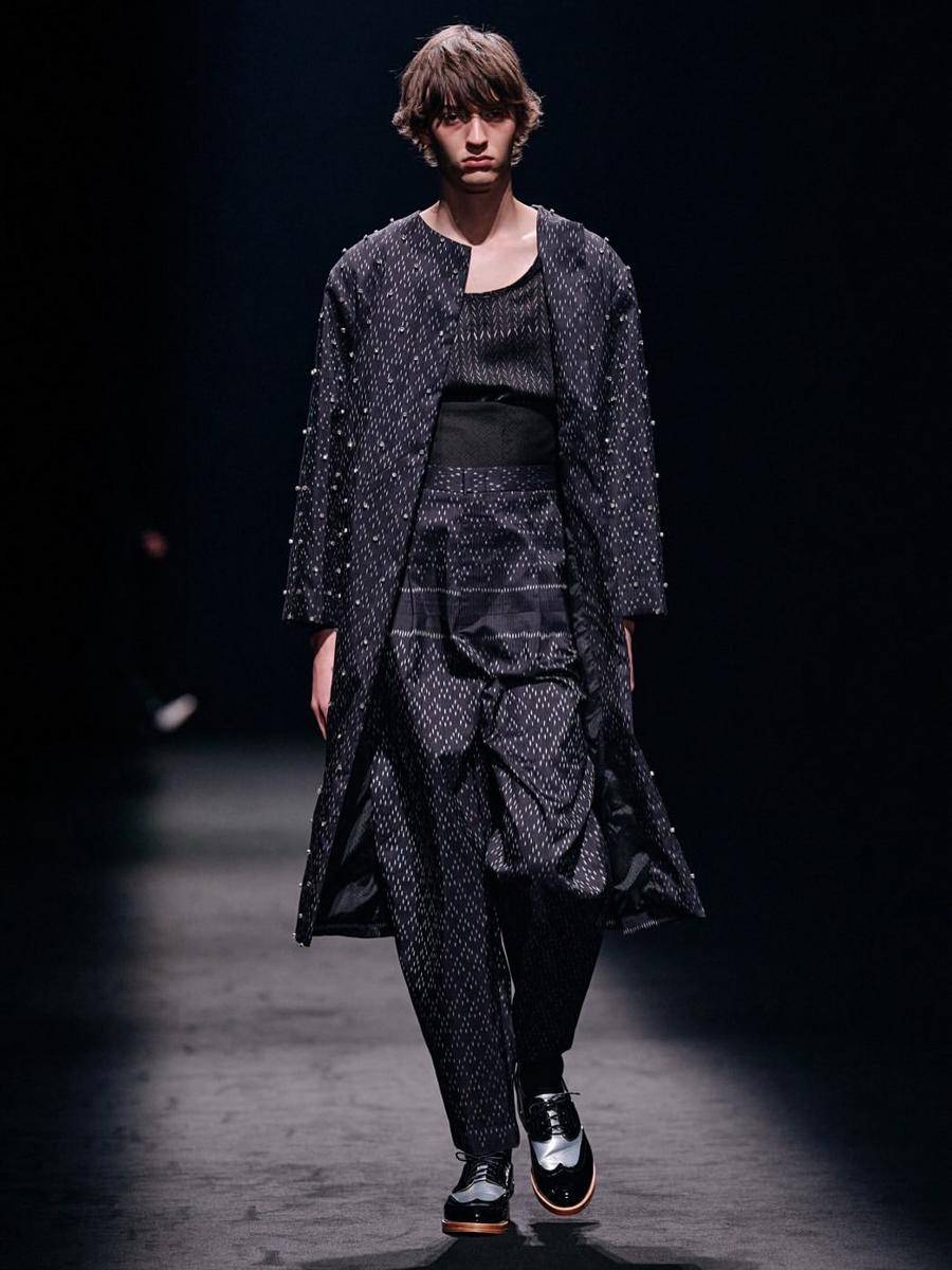 Koleksi Wisharawish S/S '26 di Rakuten Fashion Week Tokyo (instagram.com/wisharawish)
