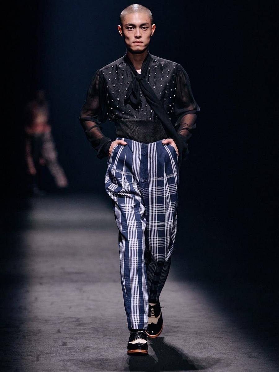Koleksi Wisharawish S/S '26 di Rakuten Fashion Week Tokyo (instagram.com/wisharawish)