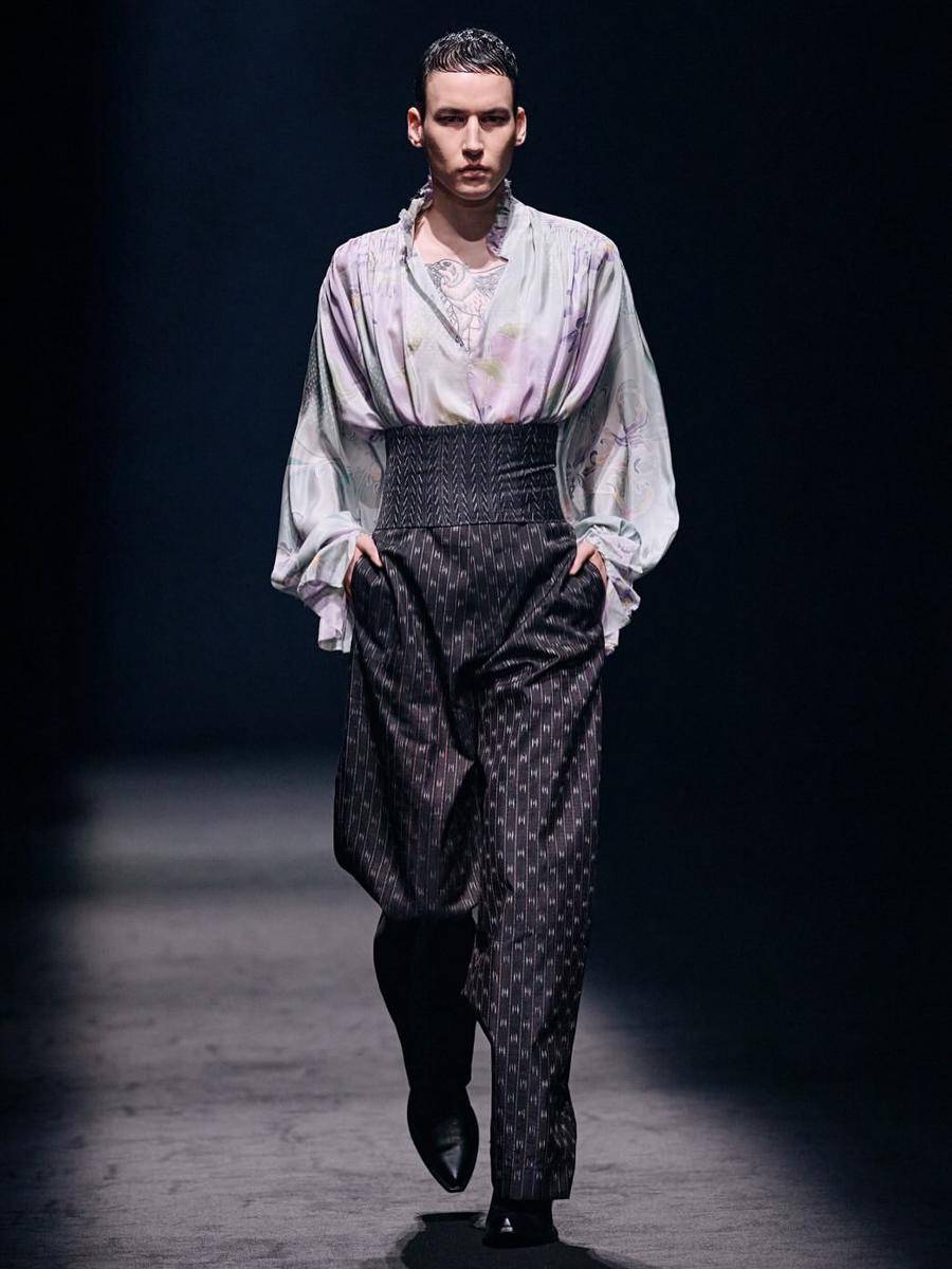 Koleksi Wisharawish S/S '26 di Rakuten Fashion Week Tokyo (instagram.com/wisharawish)