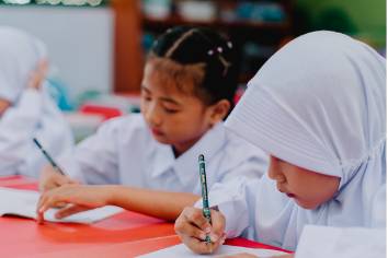 anak-anak indonesia di sekolah.( canva/studio indonesia)