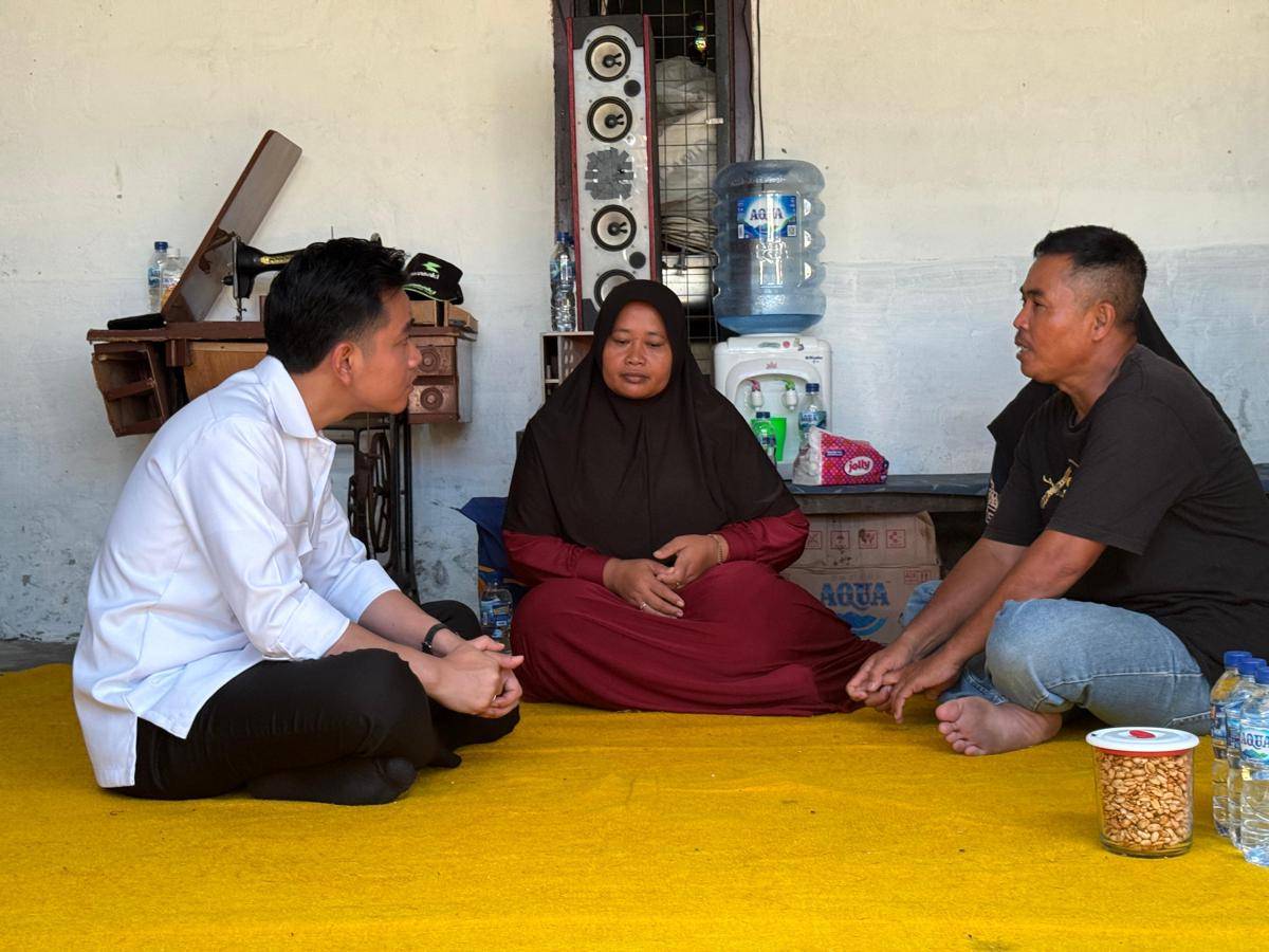 Wakil Presiden (Wapres) RI, Gibran Rakabuming menyambangi rumah duka salah satu korban meninggal dunia akibat banjir bandang yang melanda Bali beberapa waktu lalu, Jumat (12/09/2025) (dok. Setwapres)