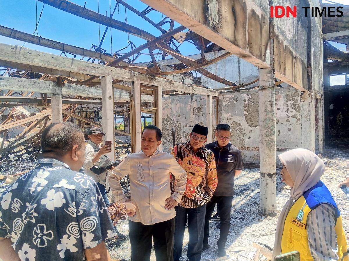 Anggota Komisi V DPR RI Mori Hanafi meninjau Gedung lantai 3 DPRD NTB yang ludes terbakar.