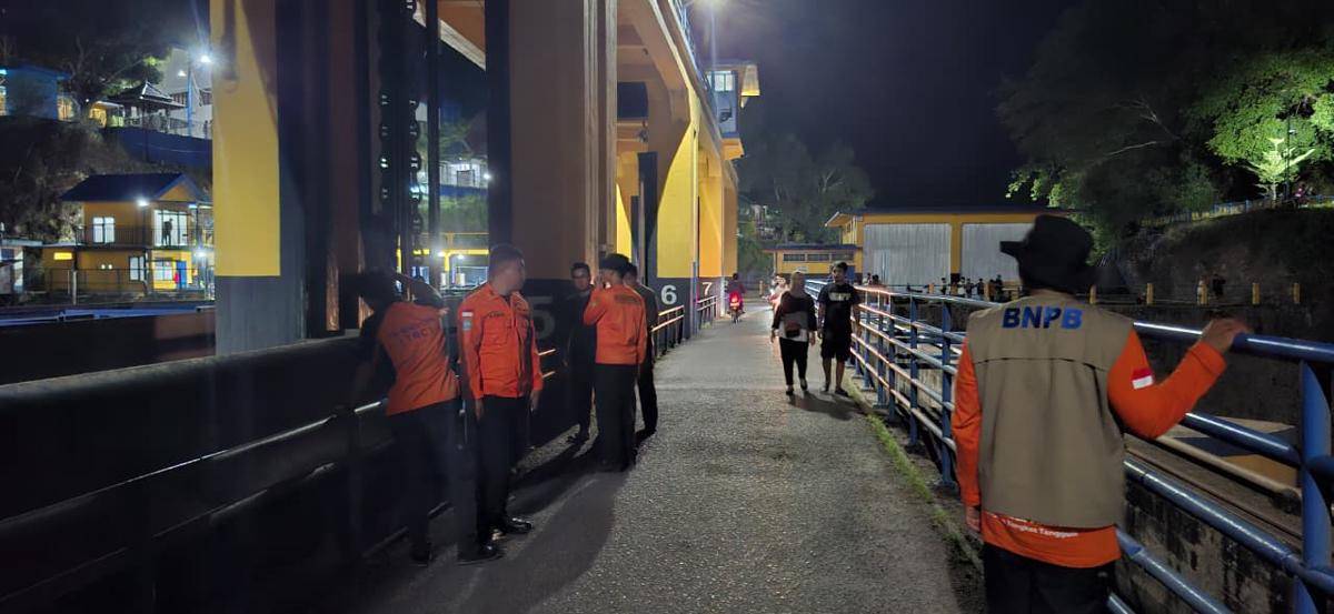 Tim SAR cari wanita yang hilang usai melompat dari Bendungan Patampanua di Kabupaten Pinrang, Sulawesi Selatan, Jumat malam (12/9/2025). (Dok. Istimewa)
