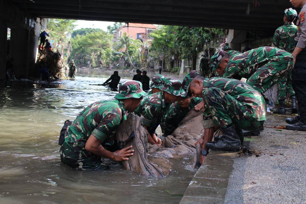 TNI AD bantu tanggulangi banjir Bali