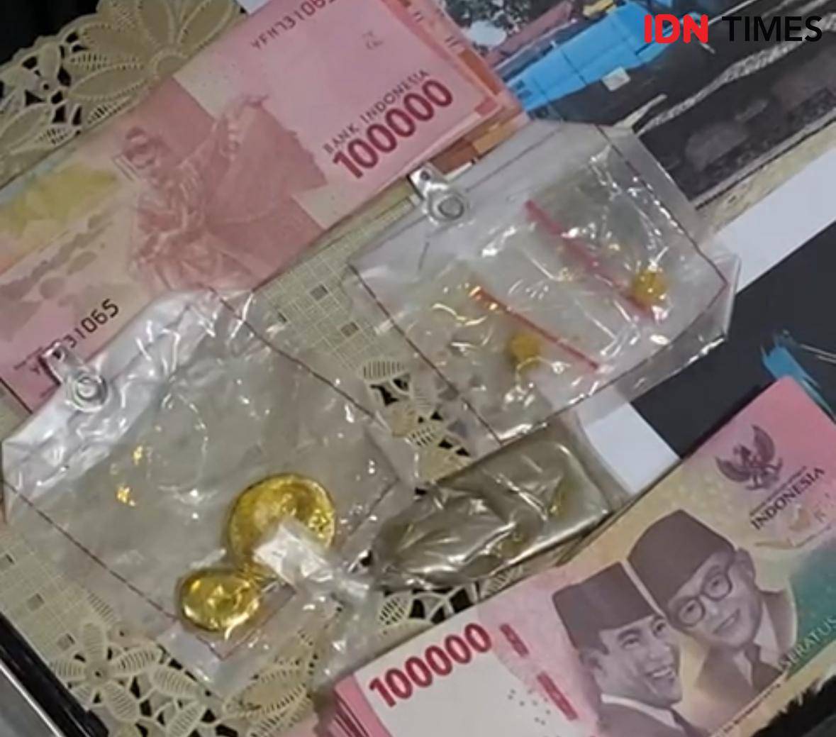 Barang bukti berupa emas dari hasil penambangan ilegal.
