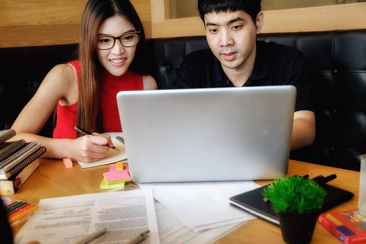 education-concept-student-studying-brainstorming-campus-concept-close-up-students-discussing-their-subject-books-textbooks-selective-focus.jpg