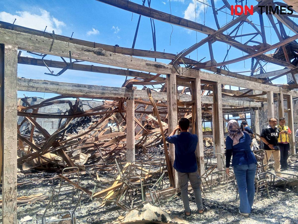 Kondisi Gedung DPRD NTB yang hangus terbakar, Minggu (31/8/2025). 