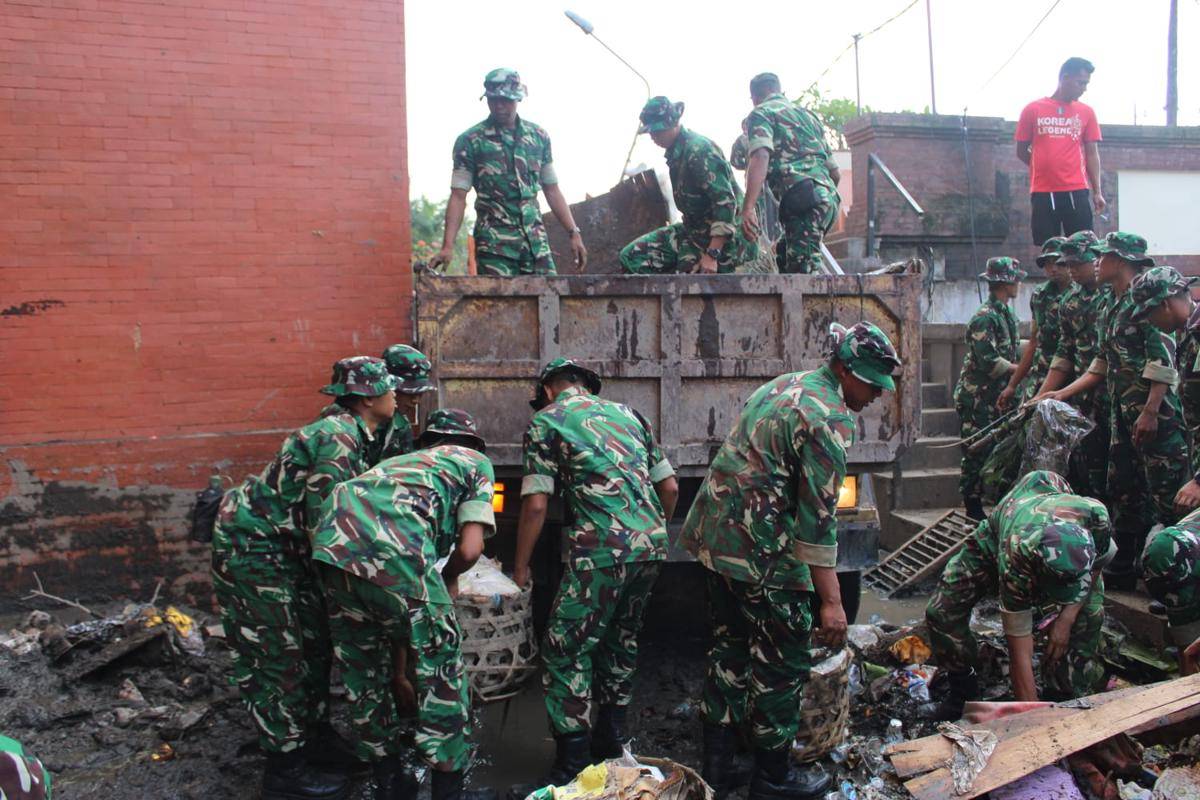 TNI AD bantu bersihkan banjir di Bali