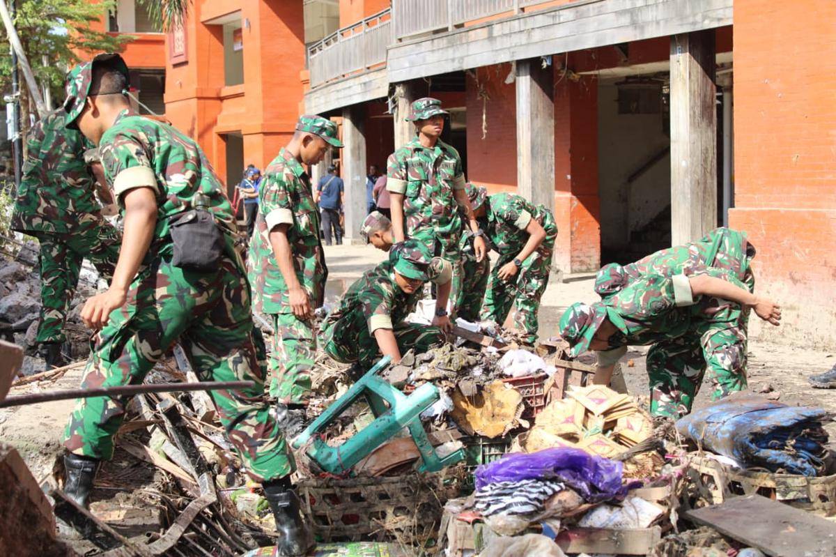 TNI AD bantu bersihkan pasca-banjir di Bali