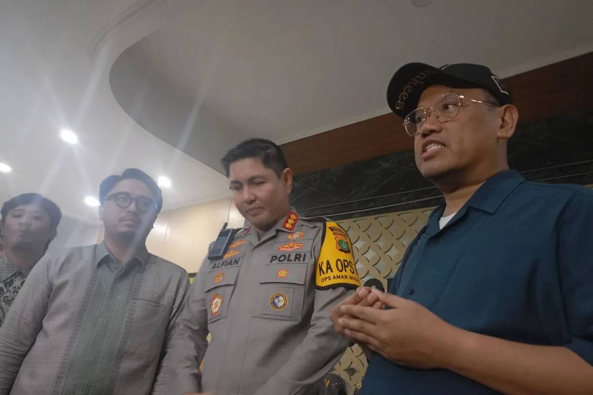 Kuasa hukum Sherina Munaf, Adit (pojok kiri), Kapolres Metro Jakarta Timur Kombes Pol Alfian Nurrizal (tengah), dan Uya Kuya (kanan) usai pemeriksaan di Mapolres Metro Jakarta Timur, Jumat (12/9/2025), ANTARA.