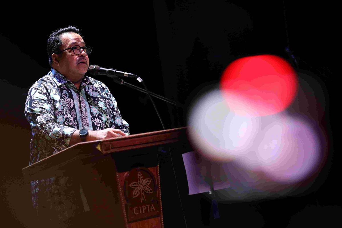 Wakil Gubernur (Wagub) DKI Jakarta, Rano Karno saat menghadiri kegiatan Pertemuan Penyair Nusantara (PPN) ke-13 di Teater Kecil, Taman Ismail Marzuki, Jakarta Pusat, pada Jumat (12/9/2025), Pemprov DKI Jakarta