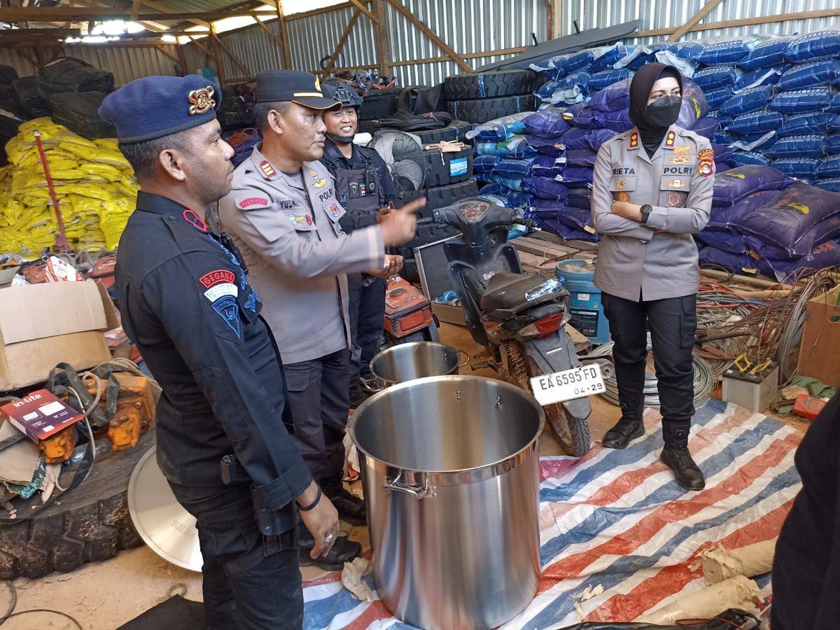 Tim Jibom Gegana Satuan Brimob Polda NTB turun mengecek salah satu gudang di Sumbawa yang diduga menyimpan bahan peledak.