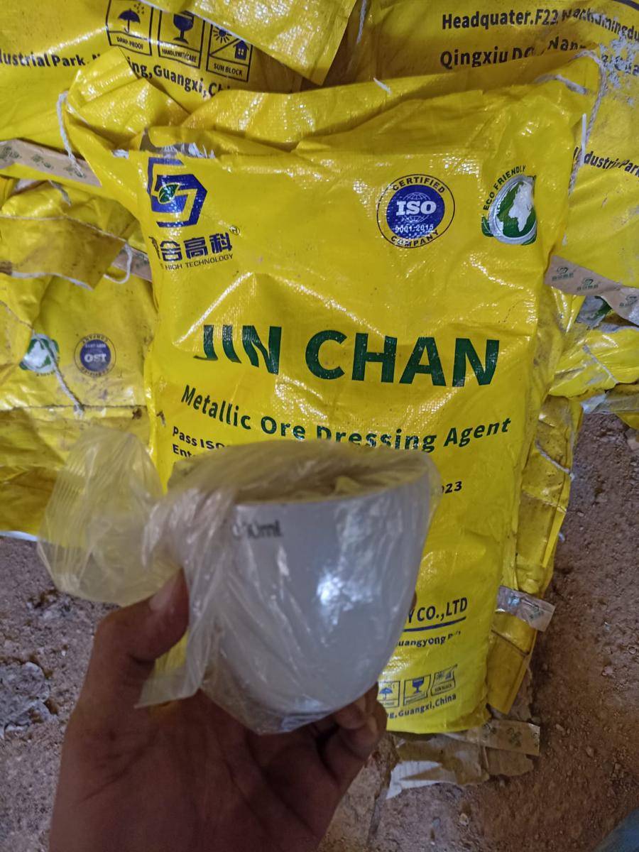Bahan-bahan yang ditemukan di dalam gudang. 